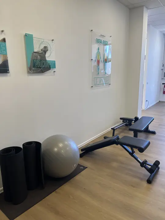 Area per esercizi a corpo libero con panca e fitball