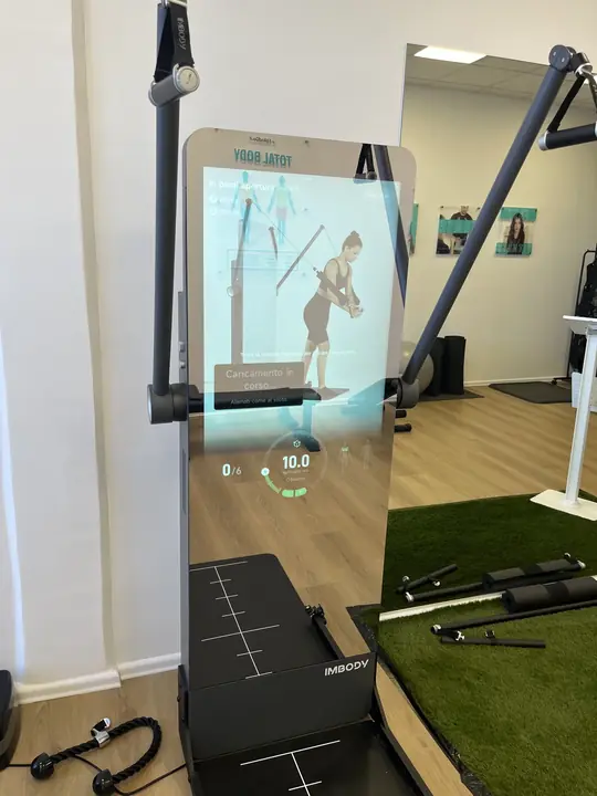 Specchio smart per l'allenamento guidato