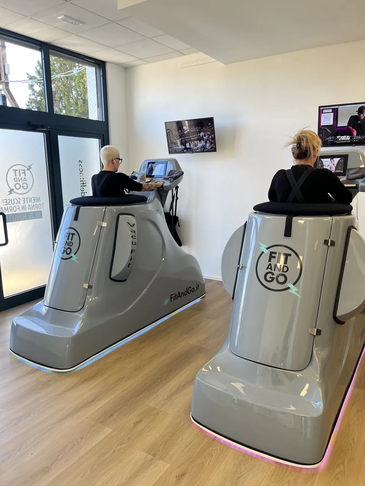 Due clienti si allenano su Vacufit nel centro Fit and Go di Cisterna di Latina